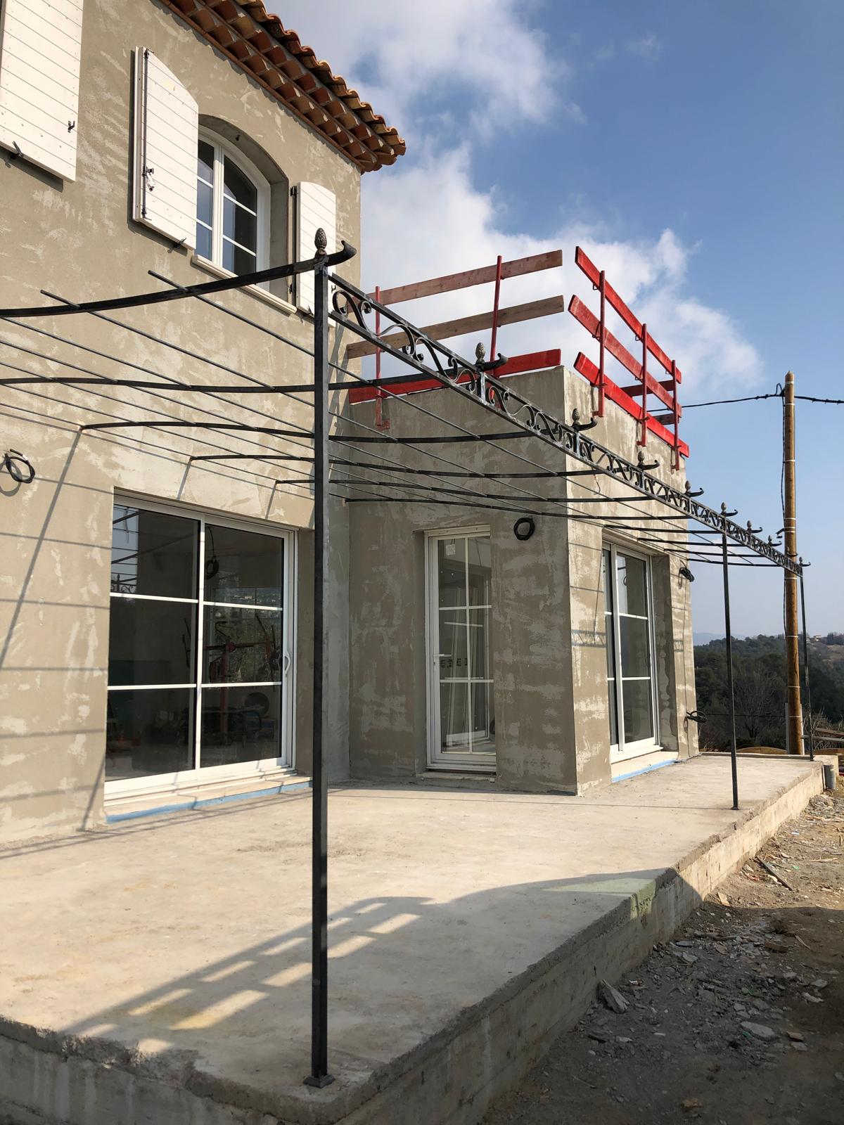 Pergola de terrasse en fer forgé, réalisée à Mouans-Sartoux