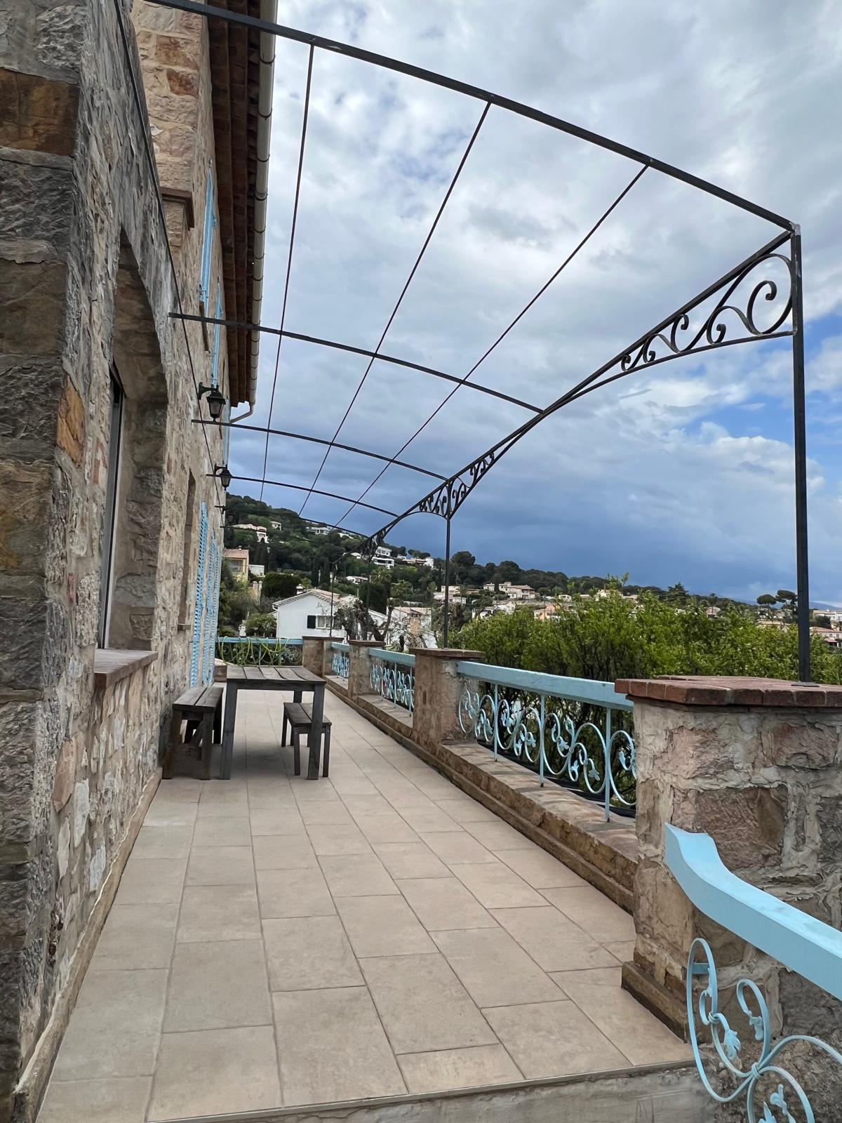 Pergola provençale en fer forgé côté jardin, réalisée à Grasse