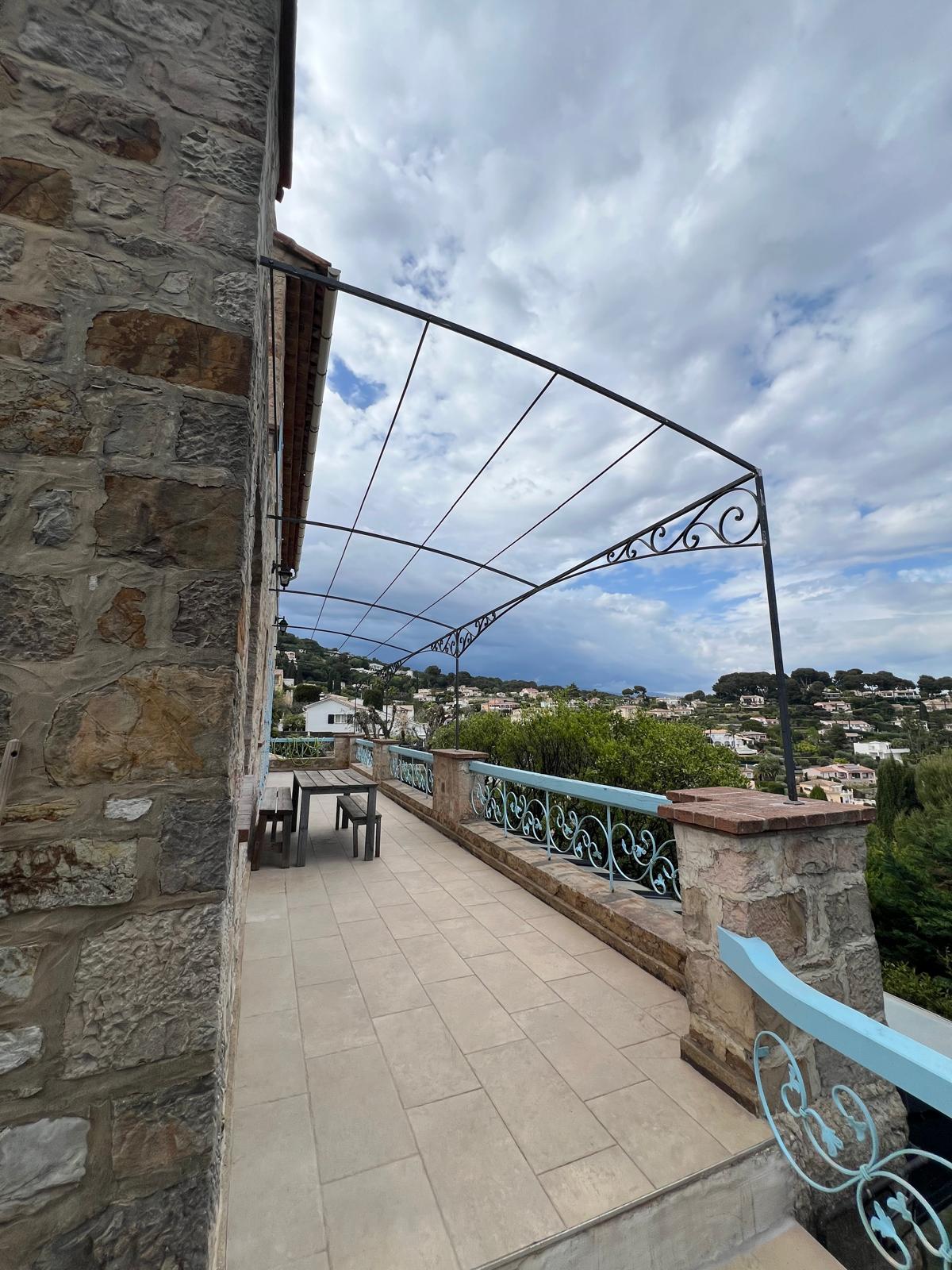 Auvent en fer forgé ornementé vue mer, réalisé à Théoule-sur-Mer