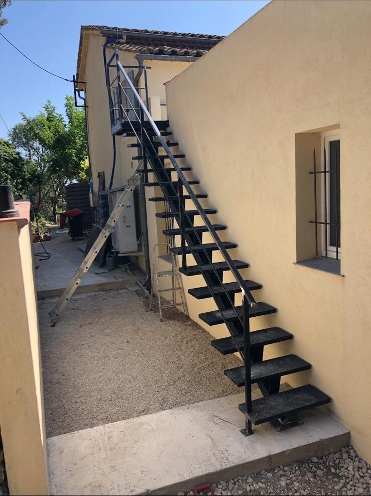 Escalier extérieur métallique en fer forgé, réalisé à Pégomas