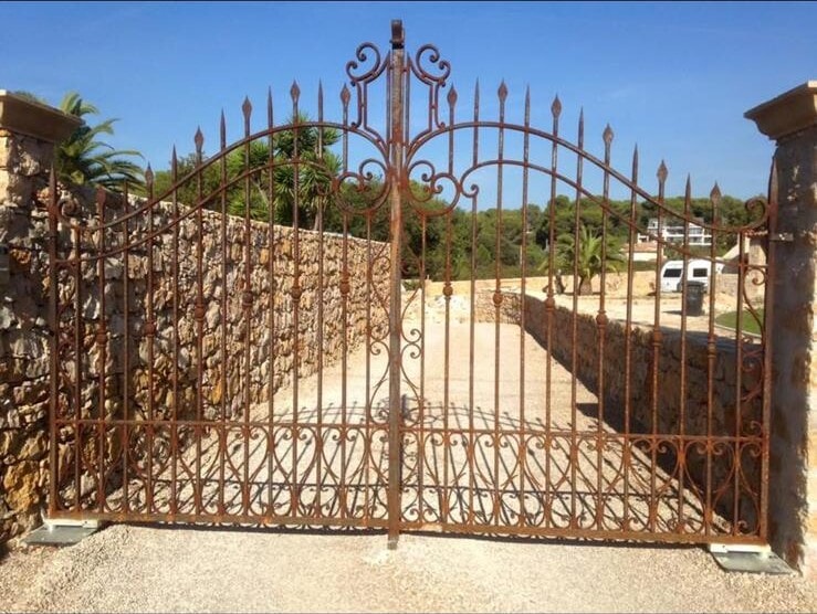 Restauration d'un portail ancien en fer forgé, réalisée au Tignet