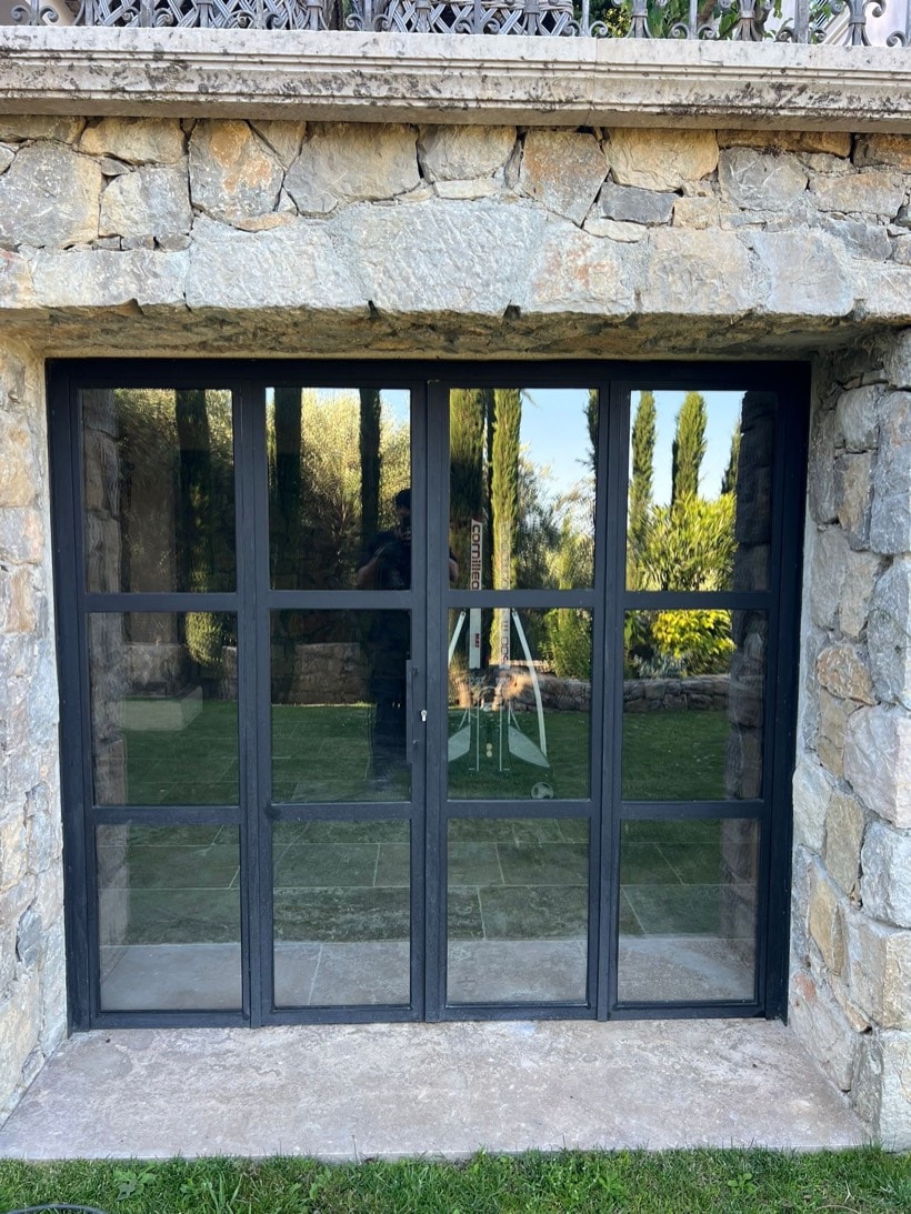 Porte vitrée en acier style verrière, réalisée à Opio