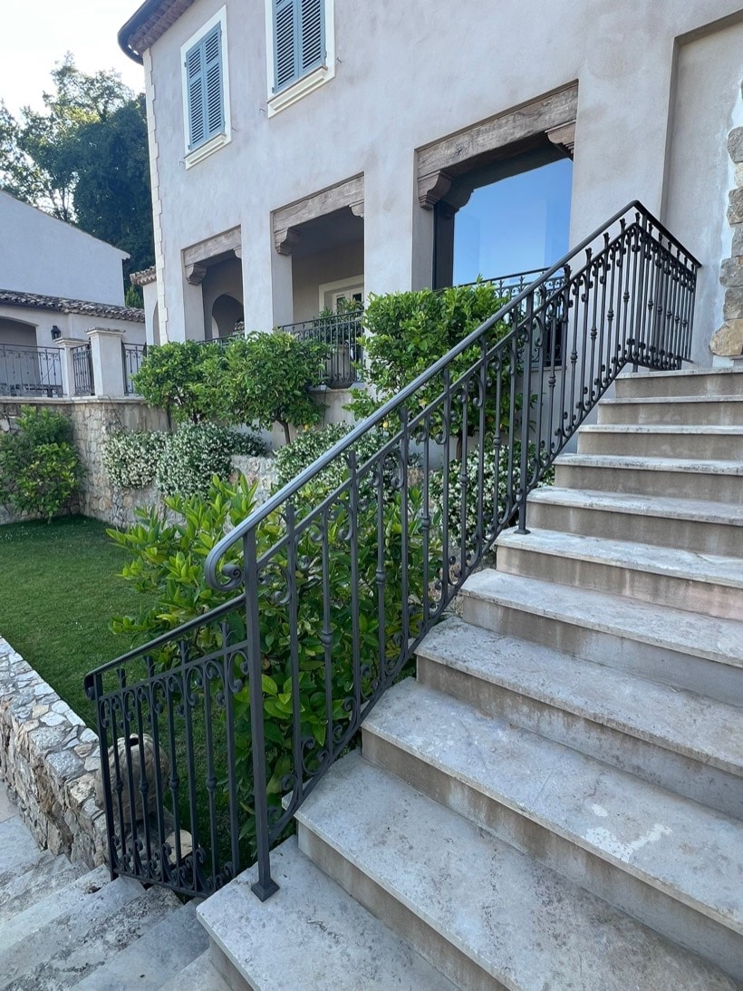 Rampe d'escalier extérieur en fer forgé sur travertin, réalisée à Mougins