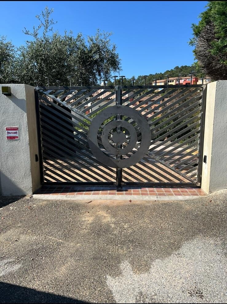 Portail contemporain à médaillon en fer forgé, réalisé à Mougins