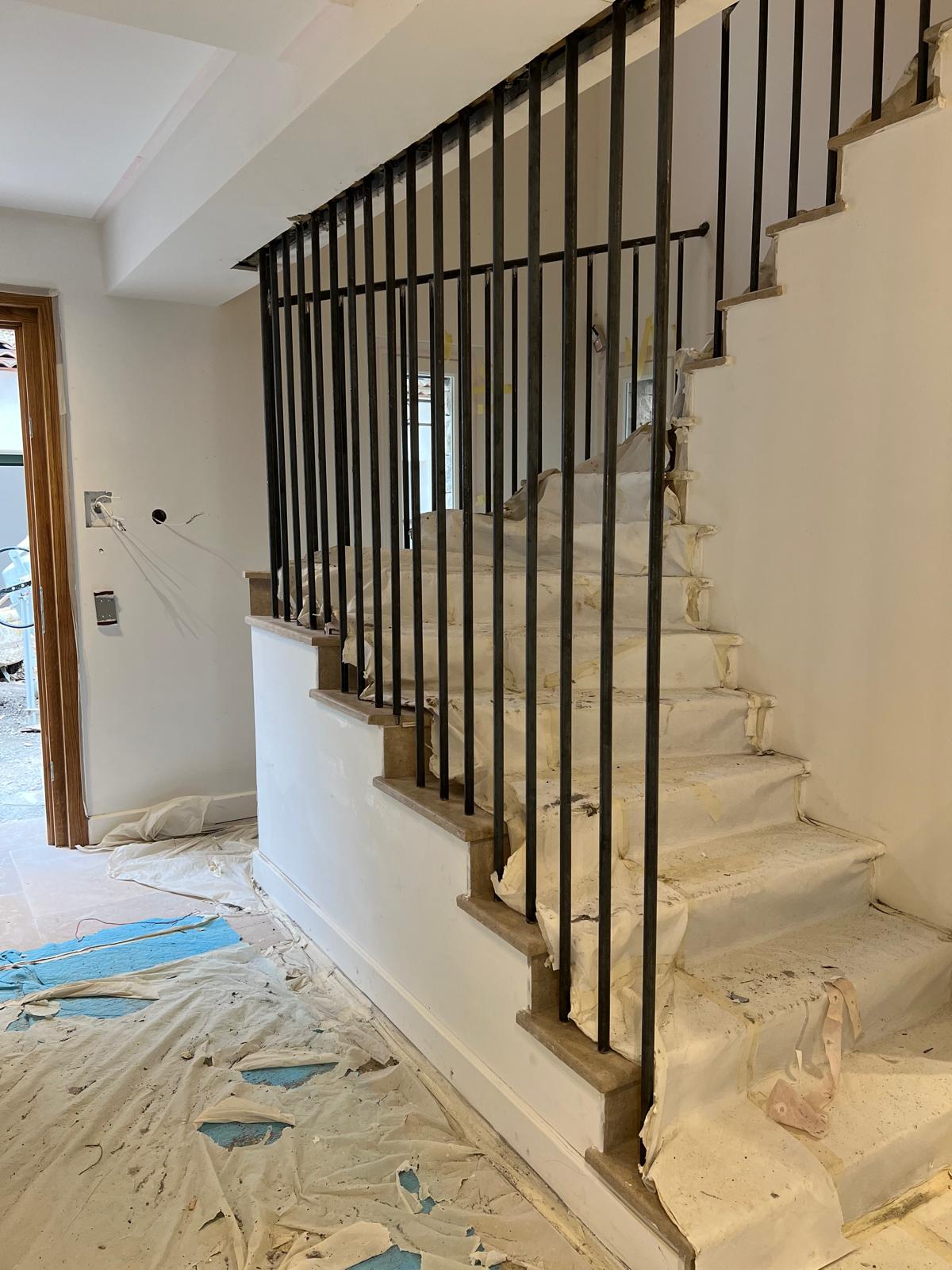 Rampe contemporaine à barreaux en fer forgé, réalisée à Cannes