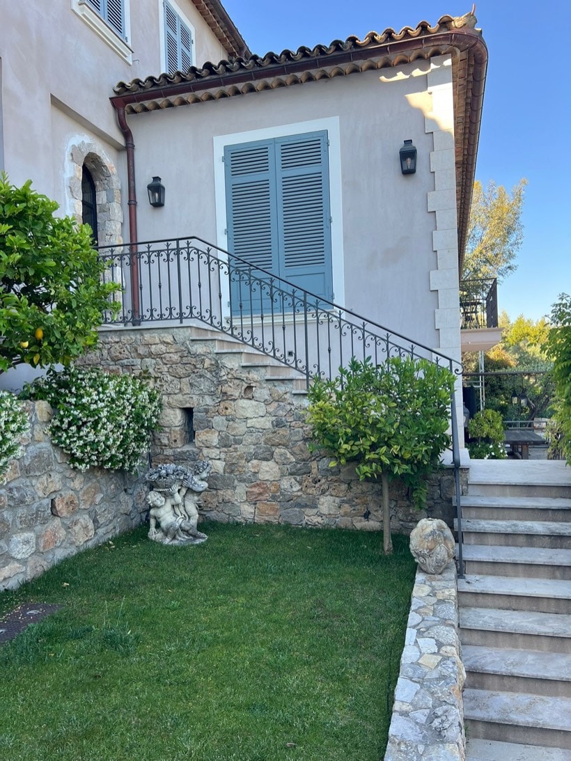 Rampe courbe de perron en fer forgé, réalisée à Valbonne