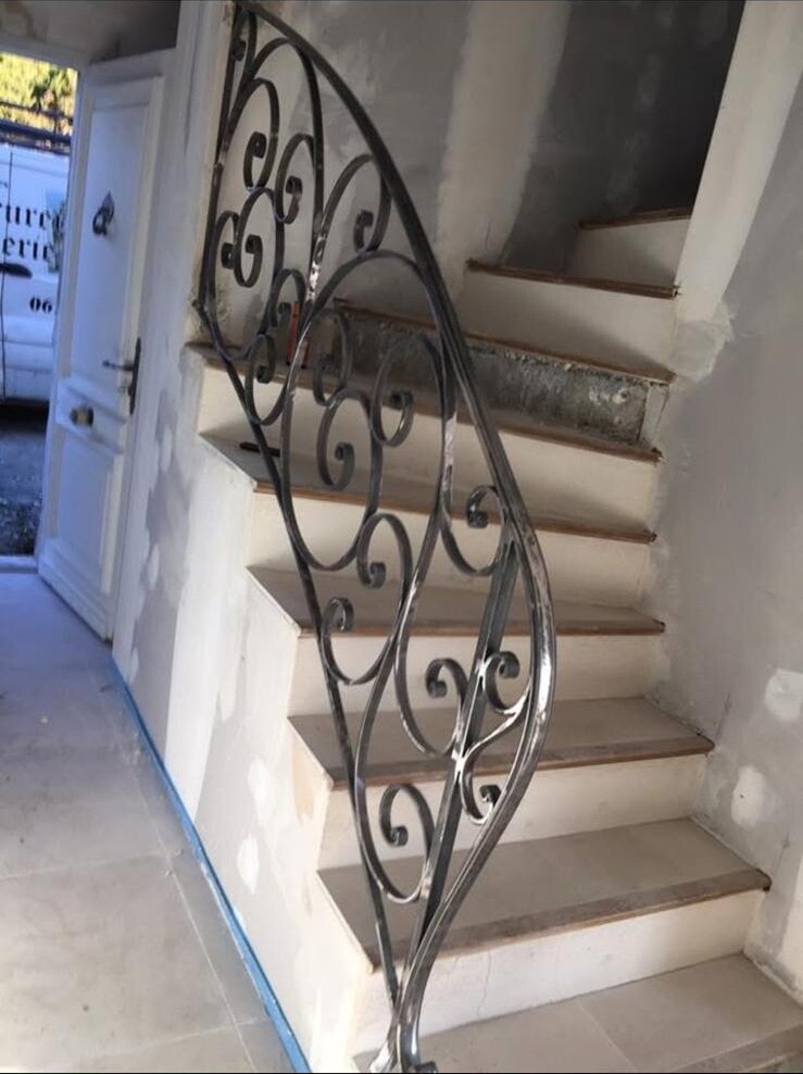 Départ de rampe sculpté en fer forgé, réalisé à Mouans-Sartoux